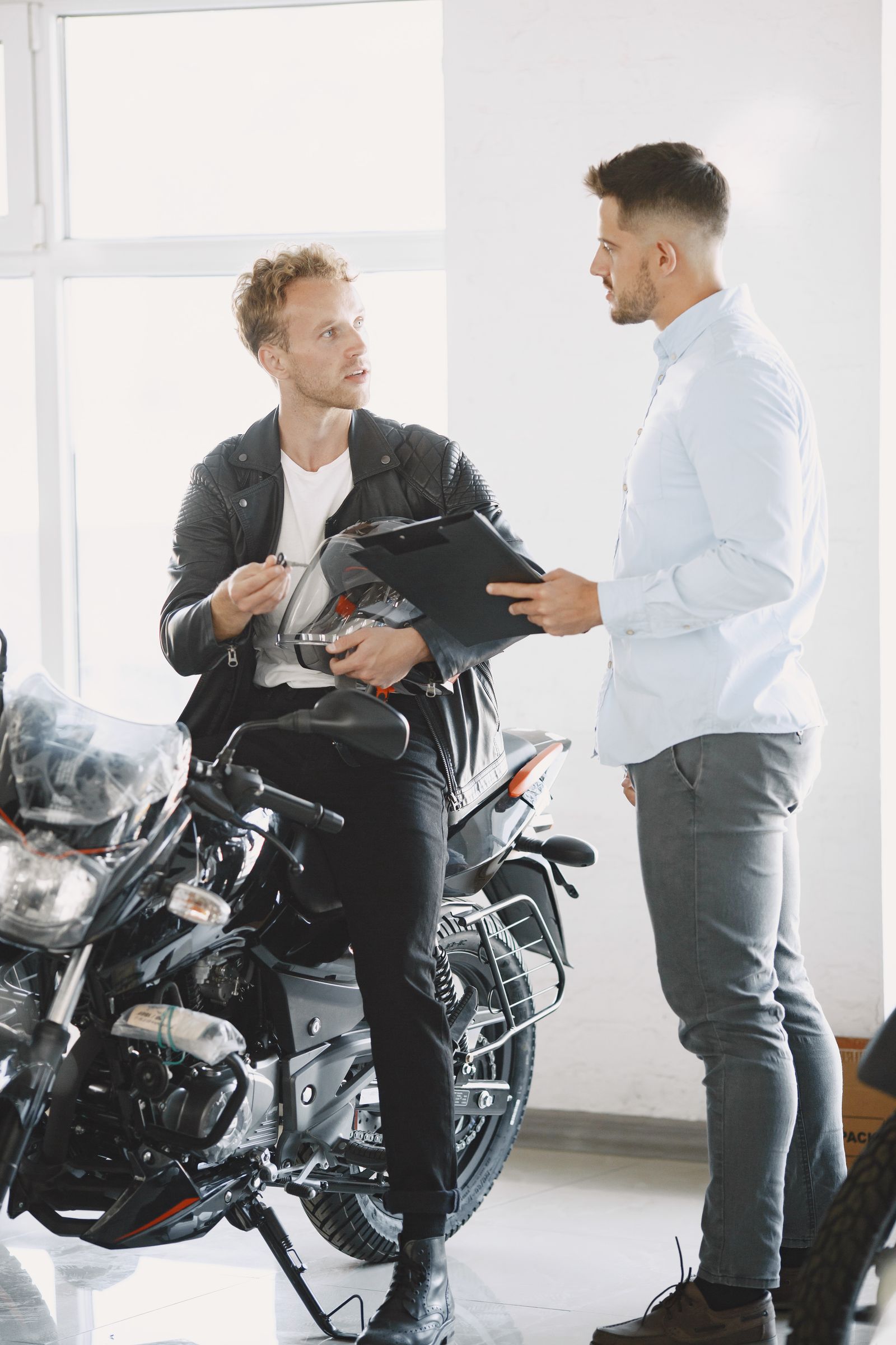 車・バイク販売店の商談風景
