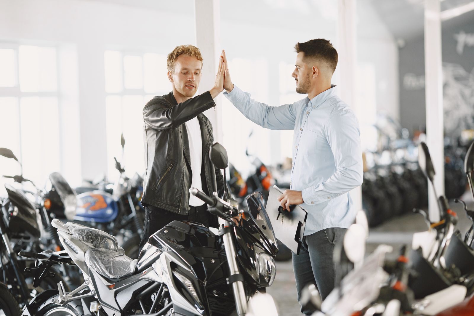 バイク成約を喜ぶお客様とスタッフ